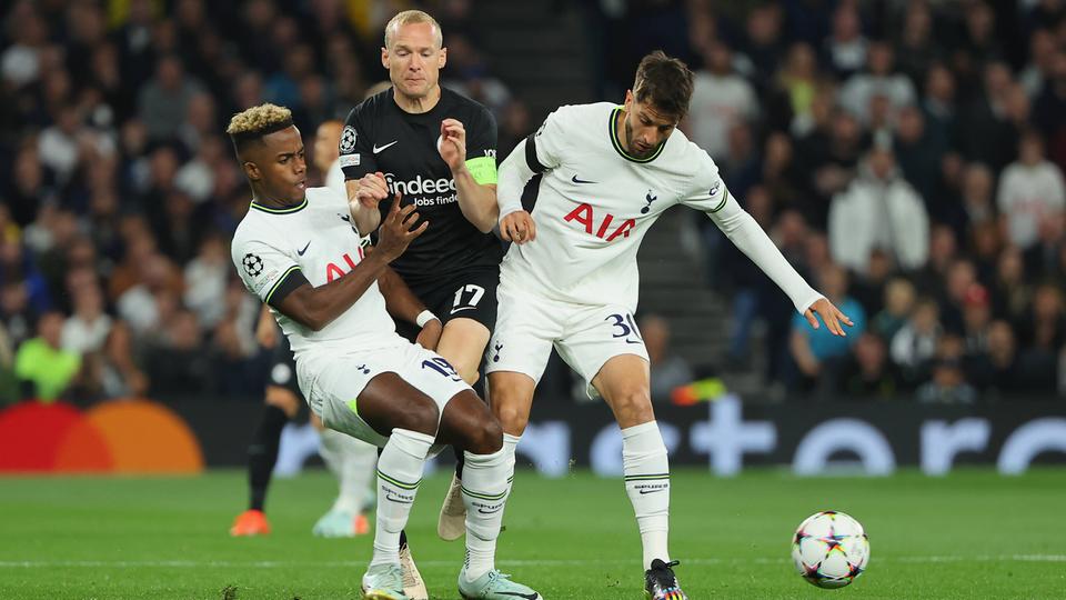 Sebastian Rode von Eintracht Frankfurt im Duell mit Tottenham