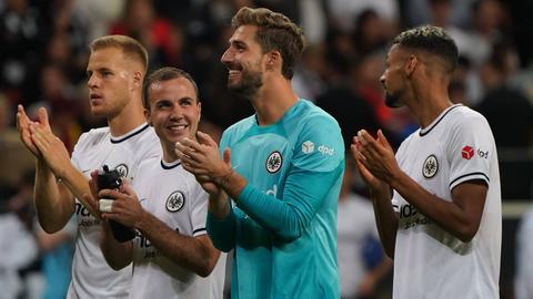 Eintracht-Spieler applaudieren