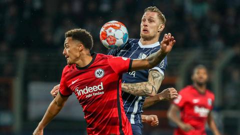 Ein Zweikampf aus dem Spiel der Eintracht in Bochum.