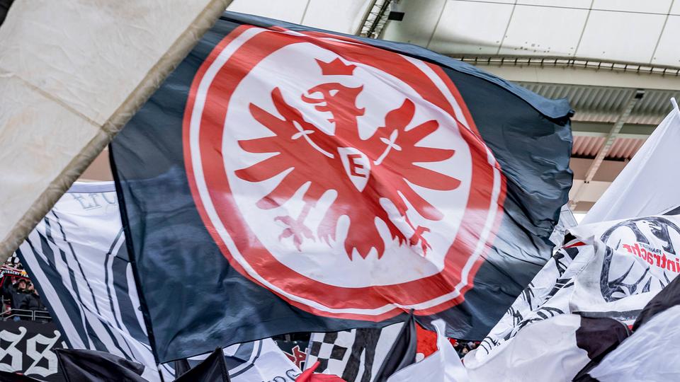Eine Fahne mit dem Eintracht-Logo