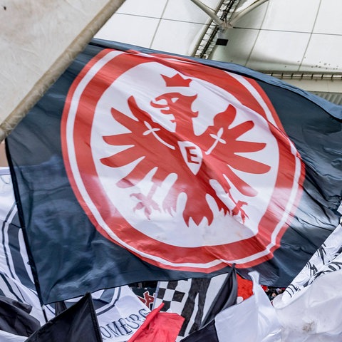 Eine Fahne mit dem Eintracht-Logo