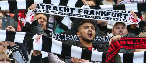 Fans von Eintracht Frankfurt bei einem Spiel auf den Stadionrängen.