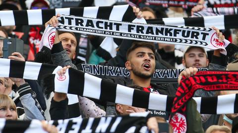 Fans von Eintracht Frankfurt bei einem Spiel auf den Stadionrängen.