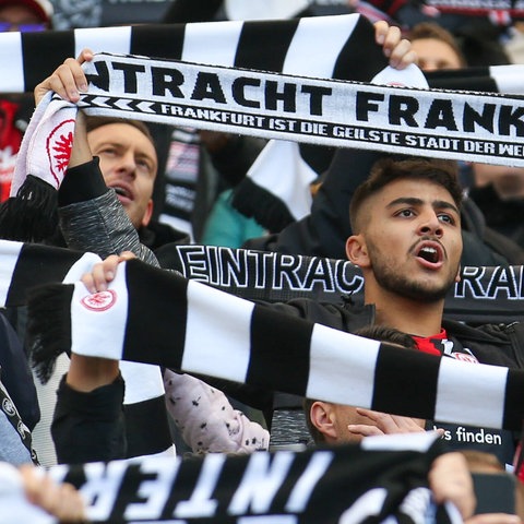 Fans von Eintracht Frankfurt bei einem Spiel auf den Stadionrängen.