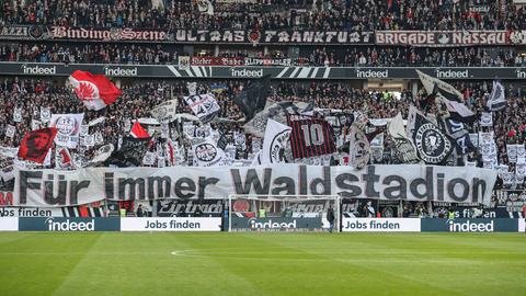 Fans in der Nordwestkurve des Frankfurter Stadions