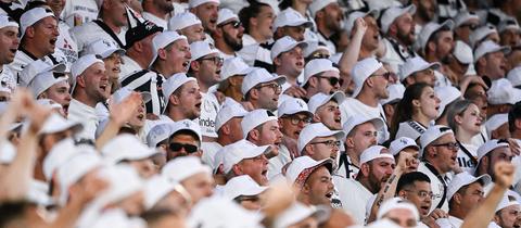 Eintracht-Fans beim Europa-League-Finale gegen Glasgow ganz in weiß gekleidet.