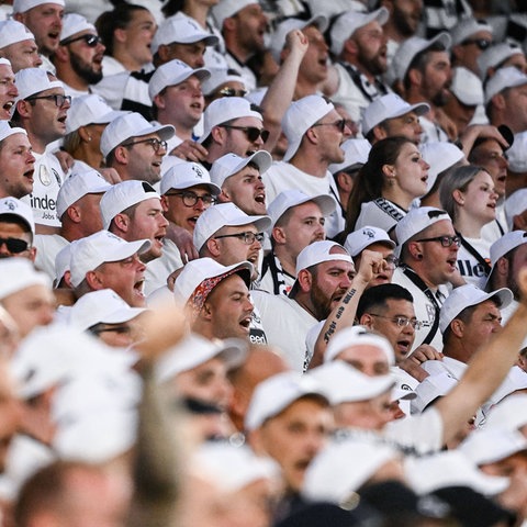Eintracht-Fans beim Europa-League-Finale gegen Glasgow ganz in weiß gekleidet.