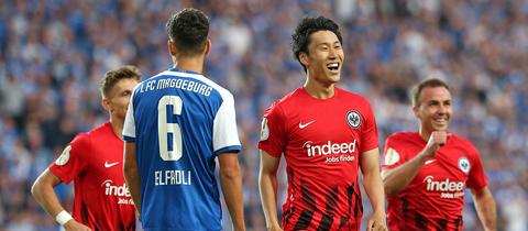 Die Eintracht-Spieler um Daichi Kamada bejubeln ein Tor gegen Magdeburg.