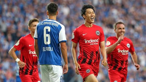 Die Eintracht-Spieler um Daichi Kamada bejubeln ein Tor gegen Magdeburg.