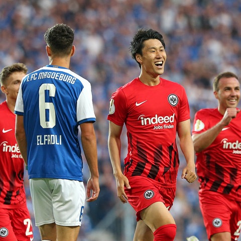 Die Eintracht-Spieler um Daichi Kamada bejubeln ein Tor gegen Magdeburg.
