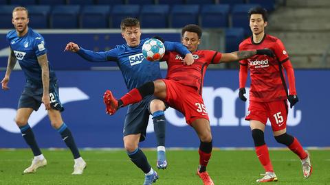 Ein Zweikampf aus dem Spiel der Eintracht in Hoffenheim