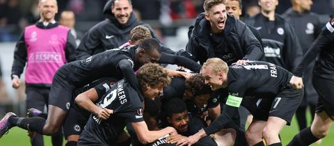 Jubelnde Spieler von Eintracht Frankfurt
