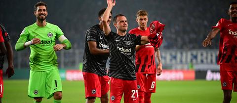 Die Eintracht-Spieler feiern nach dem Sieg in Magdeburg mit der Kurve.