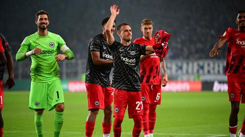 Die Eintracht-Spieler feiern nach dem Sieg in Magdeburg mit der Kurve.