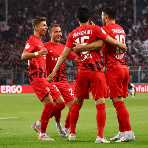 Die Eintracht-Spieler jubeln in Magdeburg