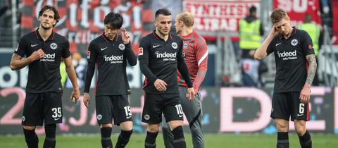 Die Eintracht-Spieler lassen nach der Niederlage gegen Freiburg die Köpfe hängen.