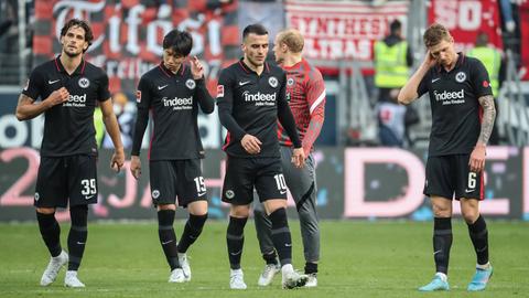 The Eintracht players hang their heads after the defeat against Freiburg.