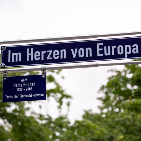 Das neue Straßenschild "Im Herzen von Europa"