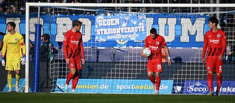Die Eintracht-Spieler lassen in Bochum die Köpfe hängen.