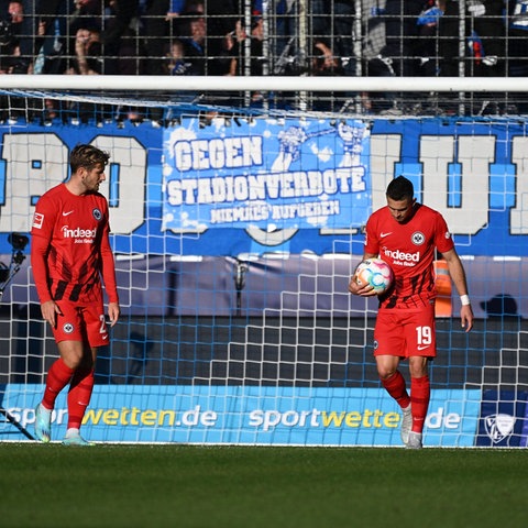 Die Eintracht-Spieler lassen in Bochum die Köpfe hängen.