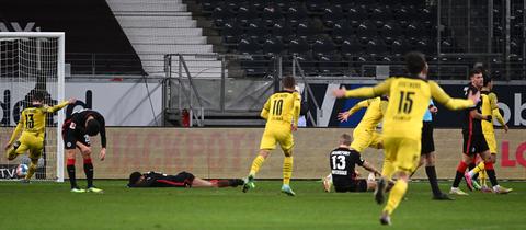 Dortmund bejubelt das 3:2, die Eintracht-Spieler schlagen die Hände über den Köpfen zusammen.