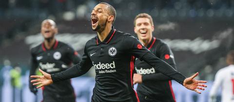 Djibril Sow jubelt über sein Tor gegen Leverkusen