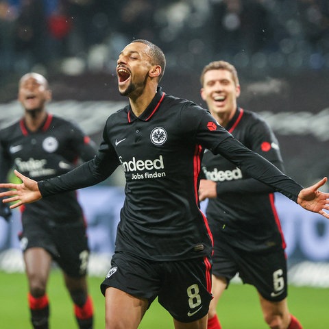 Djibril Sow jubelt über sein Tor gegen Leverkusen