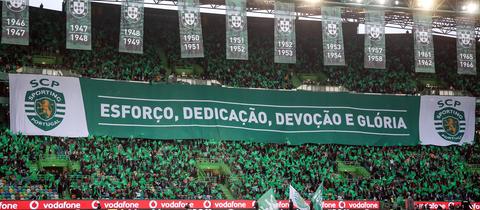 Die Fans von Sporting Lissabon feiern ihre Mannschaft