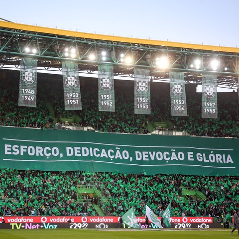 Die Fans von Sporting Lissabon feiern ihre Mannschaft
