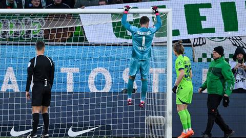 Trapp macht an der Querlatte eines Tores Klimpzüge