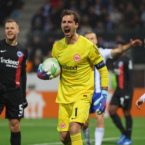 Kevin Trapp von Eintracht Frankfurt ärgert sich über den Schiri