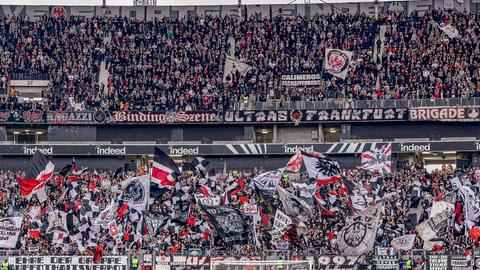 Fans von Eintracht Frankfurt in der Westkurve