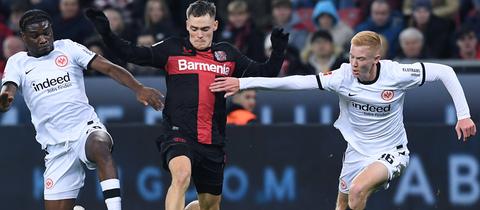Larsson und Ebimbe von Eintracht Frankfurt gegen Wirtz