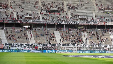 Das "Kohle Muani"-Spruchband in der Eintracht-Kurve