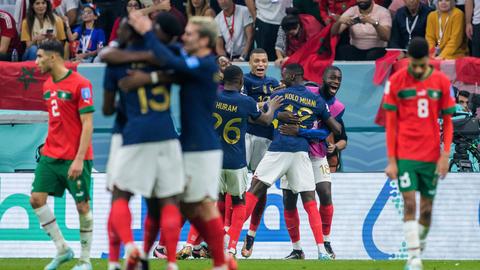 Die französische Mannschaft feiert mit Kolo Muani nach dem 2:0 gegen Marokko