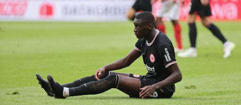 Randal Kolo Muani sitzt in Mainz auf dem Boden