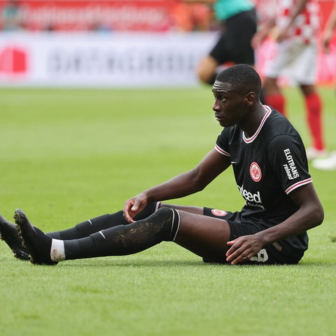 Randal Kolo Muani sitzt in Mainz auf dem Boden