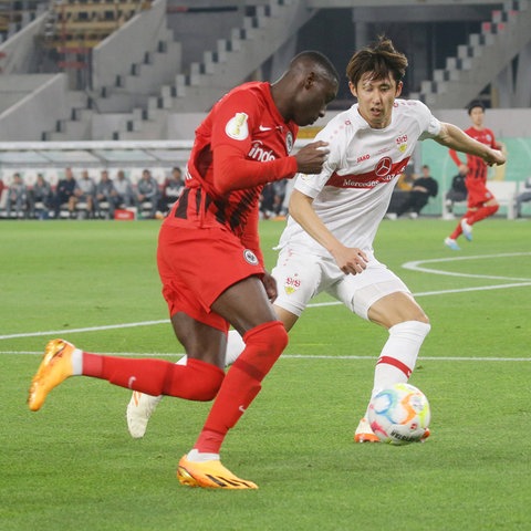 Randal Kolo Muani am Ball gegen Stuttgart