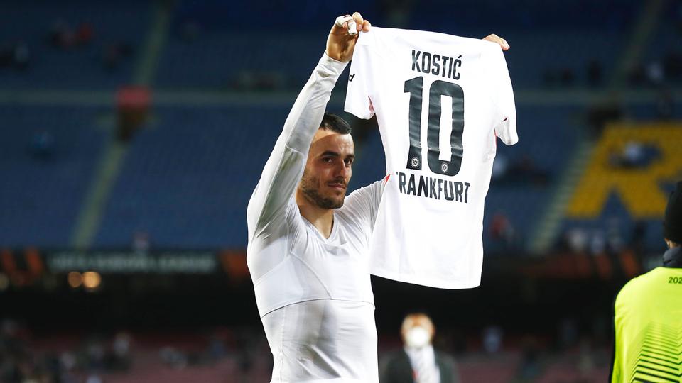 Filip Kostic halt ein Spieler-Shirt mit der Nummer 10 hoch.