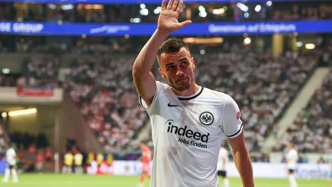 Ja, natürlich gab es die Niederlage im Europäischen Supercup gegen das Starensemble von Real Madrid. Doch nichts hat die Eintracht-Fanherzen mehr bewegt als der Abgang von Filip Kostic. Der Serbe hat die linke Seite vier Jahre lang auf allerhöchstem Niveau beackert und war der Held der Europapokalreise. Nach langem Hin und Her stand der Wechsel zu Juventus Turin. Beim 1:6-Debakel gegen den FC Bayern München ging Kostic nach seine Auswechslung den Weg durch das weite Rund und verabschiedete sich mit viel Applaus.