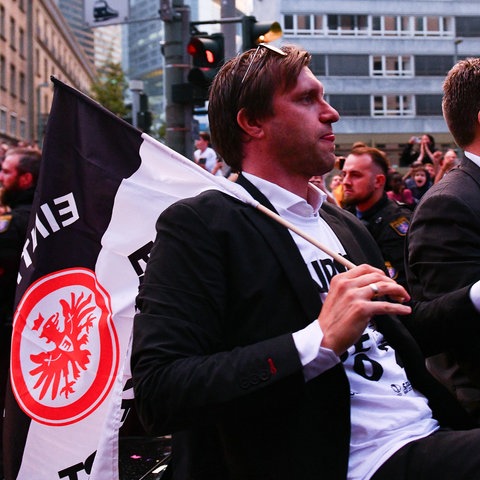 Markus Krösche beim Auto-Korso.