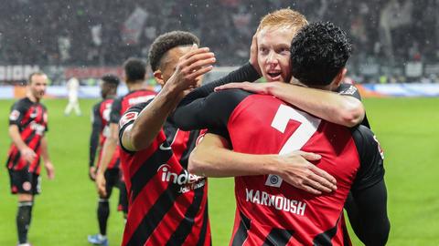 Hugo Larsson und Omar Marmoush bejubeln das 3:0. 