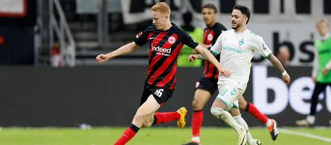 Hugo Larsson von Eintracht Frankfurt im Spiel gegen Werder Bremen
