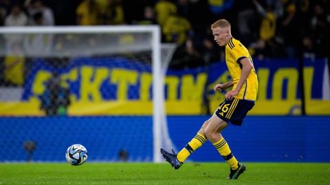 Hugo Larsson im gelben Trikot der Nationalmannschaft von Schweden.