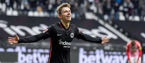 Jesper Lindström breitet die Arme beim Rennen aus und freut sich. 