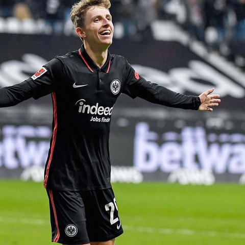 Jesper Lindström breitet die Arme beim Rennen aus und freut sich. 