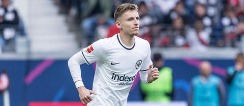 Jesper Lindström im weissen Trikot von Eintracht Frankfurt.