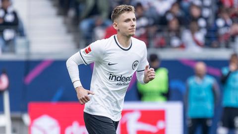Jesper Lindström im weissen Trikot von Eintracht Frankfurt.