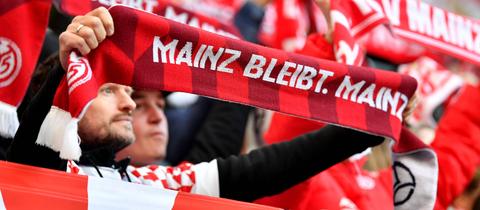 Mainzer Fans halten ihre Schals in die Höhe. Auf einem steht: "Mainz bleibt Mainz"