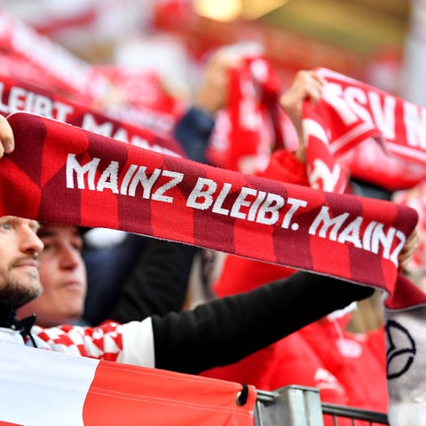 Mainzer Fans halten ihre Schals in die Höhe. Auf einem steht: "Mainz bleibt Mainz"